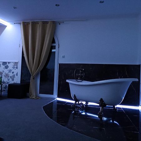 Hotel Tara キェルツェ エクステリア 写真
